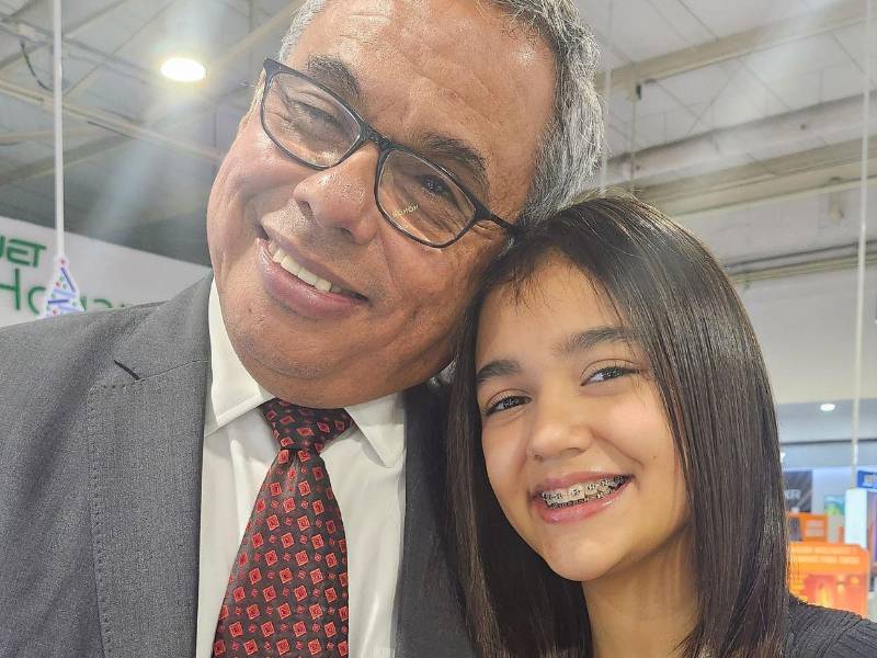 Julio comparte junto a su nieta de 15 años una imagen llena de cariño. Me alegra que piensen que es mi hija... pero es la hija de mi hija, escribió al compartir esta foto en su perfil de Facebook.