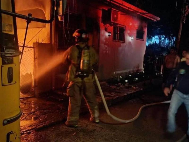 Bomberos apagaban las llamas y tras labores de enfriamiento hallaron el cuepro sin vida de la longeva.