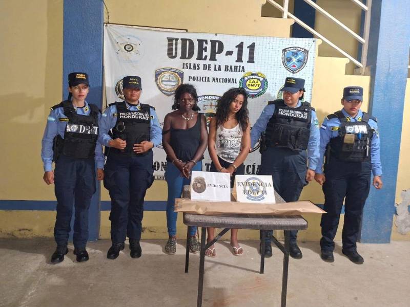 Judith McBride y Catherine Laínez, detenidas junto a la supuesta arma homicida.