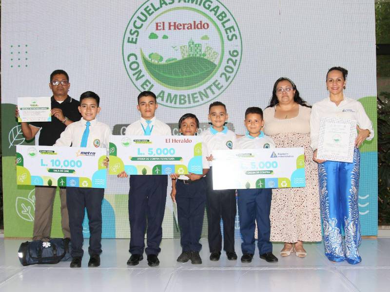 El CEB Lempira recibió con agrado los premios y el certificado como Escuela Amigable.