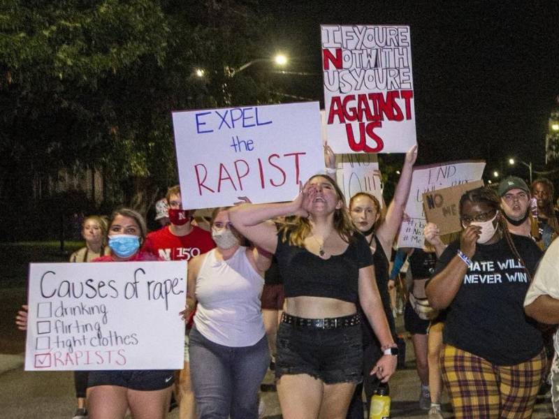 La indignación por la presunta violación grupal a una estudiante de la Universidad de Cornell (Nueva York) en 2024 que investigan ahora las autoridades crecía este miércoles tras conocerse que la víctima denunció desde el primer momento haber sido «coaccionada» y «violada».