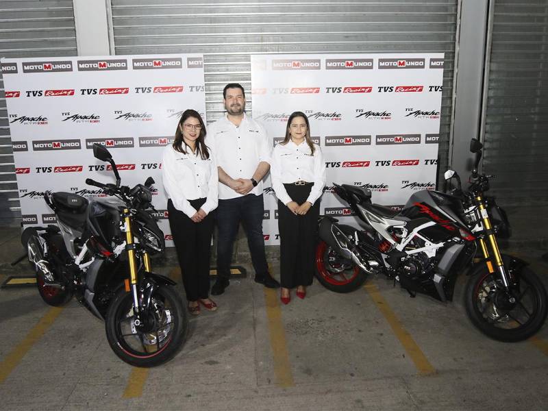 Los representantes de Motomundo y TVS Motor Company refuerzan su compromiso con la innovación y la excelencia en el segmento de motocicletas deportivas.