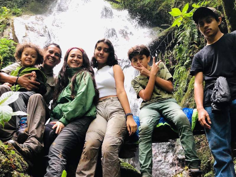 Lucas, como también es conocido Jorge Luis, junto a su esposa, Julia, y sus hijos Luis Daniel (a la derecha de camisa negra), Amanda Lucía (al centro de camisa blanca), Eduardo Felipe (de camisa verde haciendo señas) y Sebastián (lo carga Jorge Luis).
