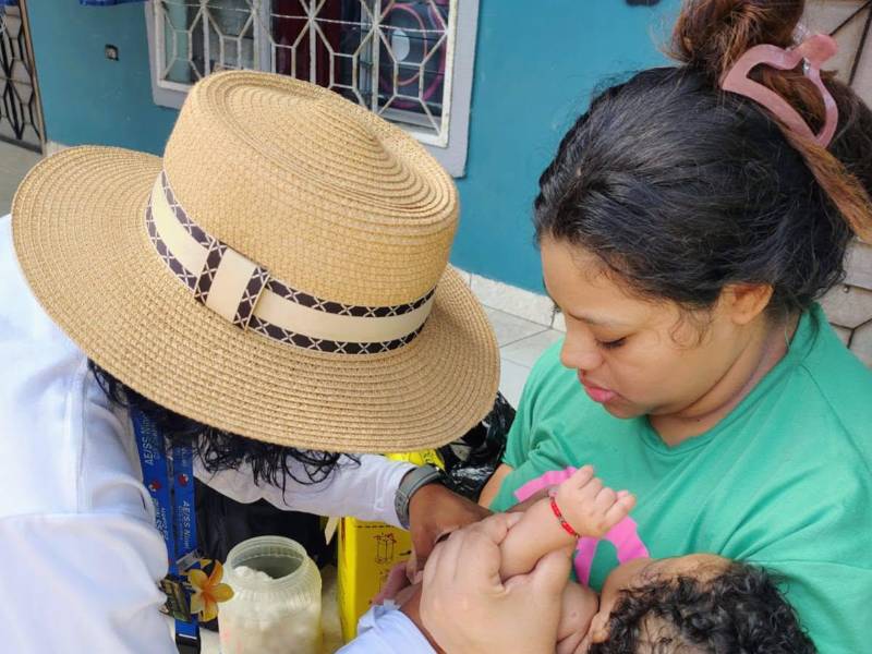 Salud recuerda que, para garantizar la protección contra tos ferina, los bebés deben recibir sus dosis principales a los 2, 4 y 6 meses, seguidas de refuerzos entre los 15 y 18 meses, un pilar crítico en la reducción de la mortalidad infantil.