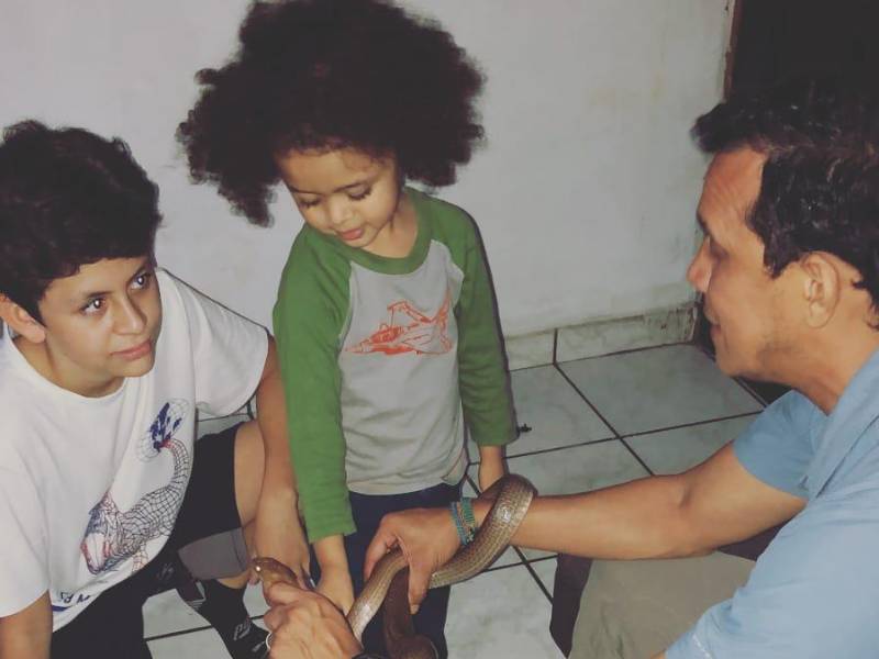 Jorge Luis Palma con sus hijos Sebastián y Eduardo mostrándoles una serpiente. Él confesó que sus primogénitos tuvieron como mascota una boa.
