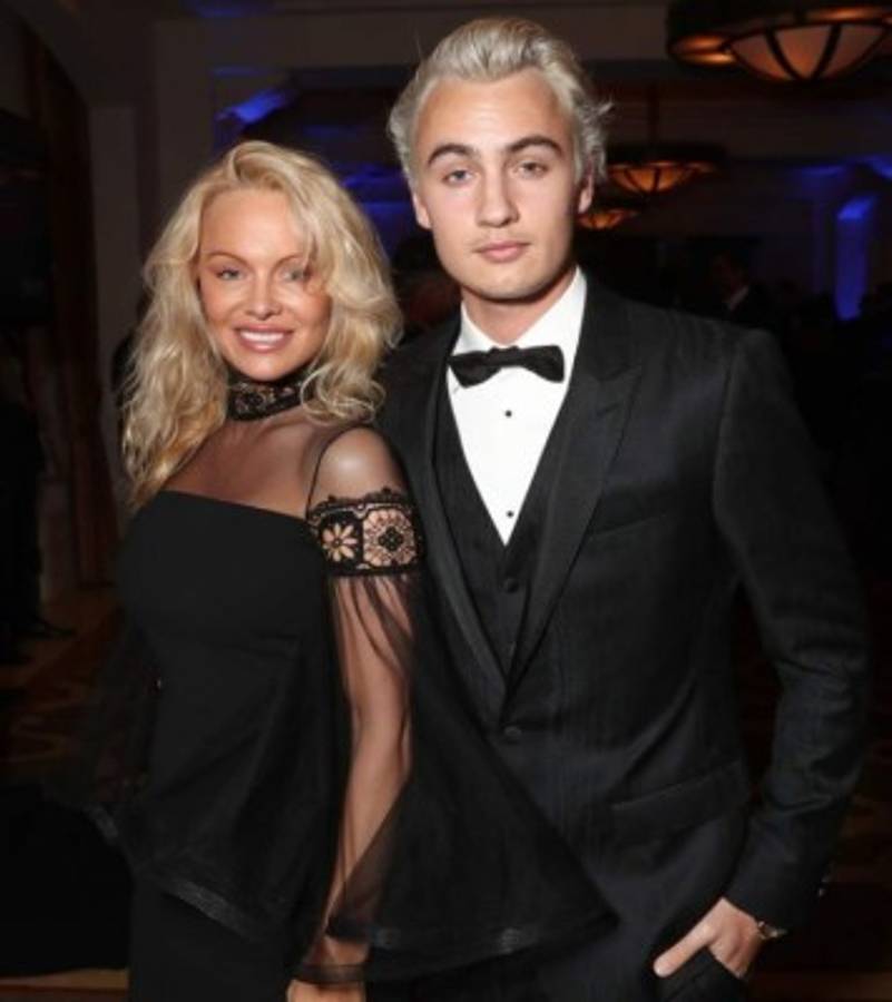 La sensual actriz junto a su hijo. Foto Twitter.