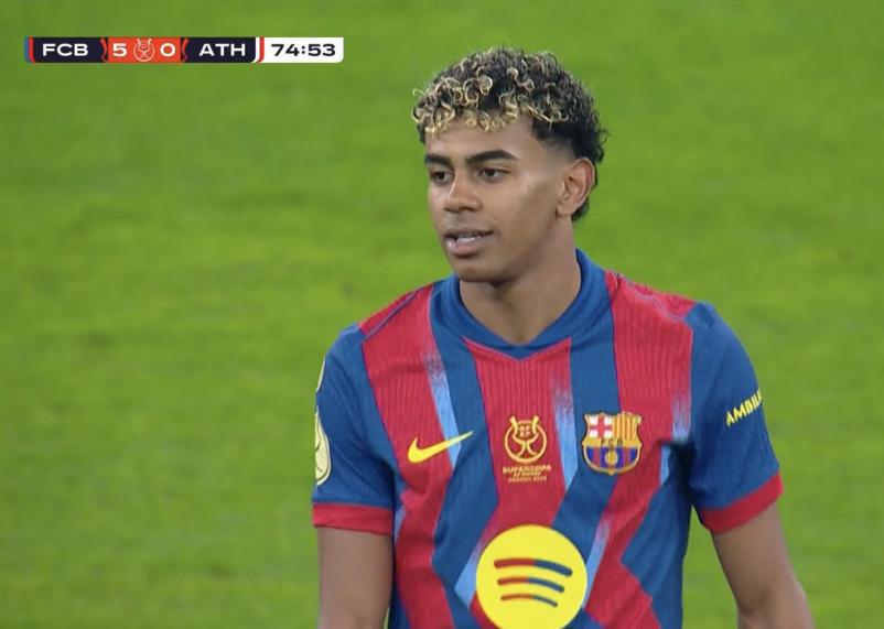 Polémica del Barcelona, jugador es captado en su celular en pleno partido y festín de goles