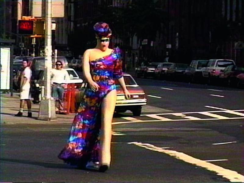 Leigh Bowery en una toma de “La Sra. Peanut visita Nueva York”, de Charles Atlas, 1999.