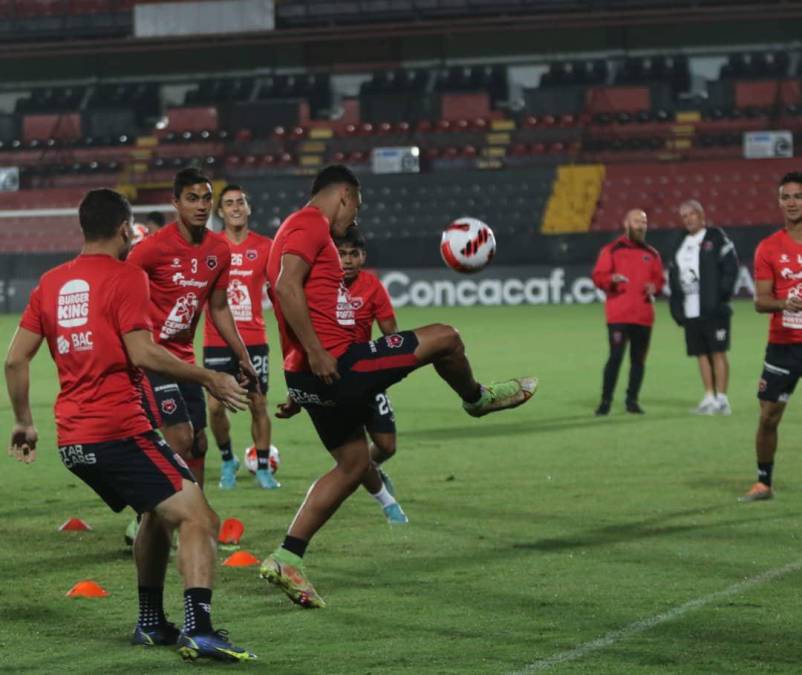 Entre sonrisas, bromas y un pasillo especial a Bryan Ruiz, así entrenó el Alajuelense