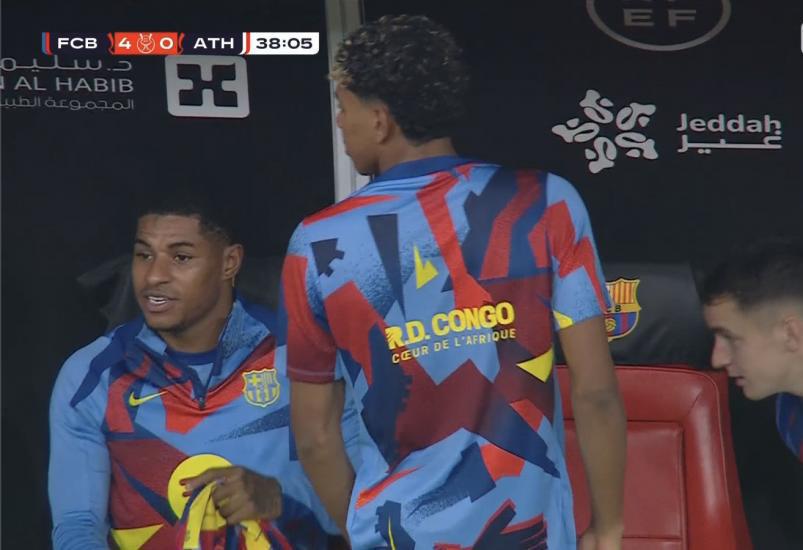 Polémica del Barcelona, jugador es captado en su celular en pleno partido y festín de goles