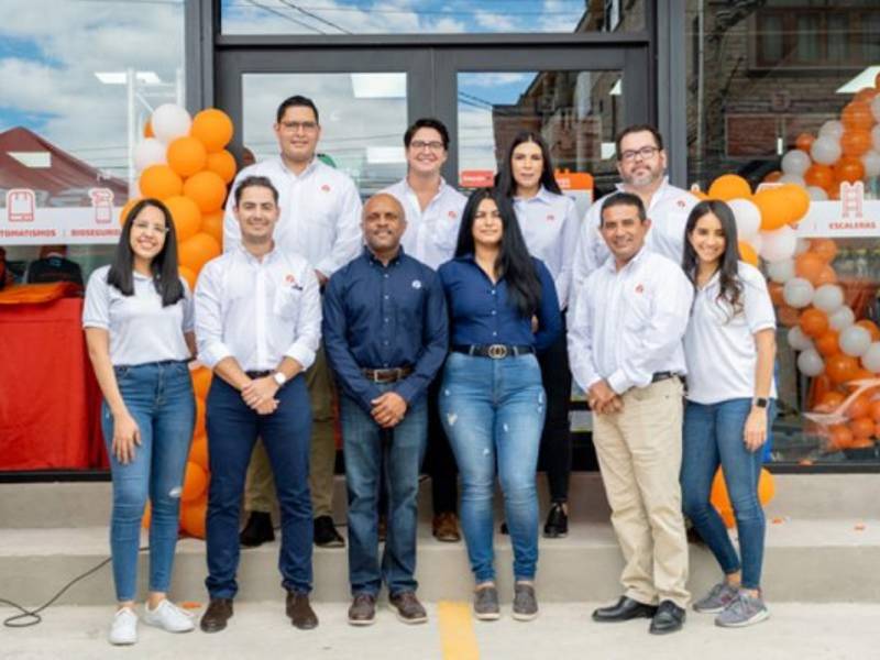 Representantes de Fierros Ferreterías y la nueva franquicia en Comayagua.