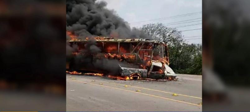 Impactantes imágenes del choque e incendio entre bus y pick up en Taulabé