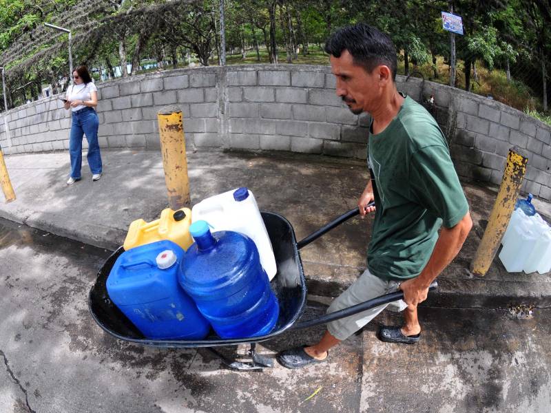 Un poblador en Los Laureles llevaba agua a su casa en una carreta. Dijo que a su vivienda les llega cada nueve días, debido a los racionamientos.