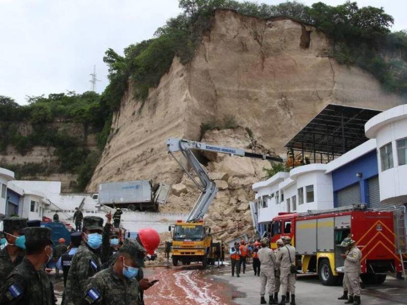 El informe establece que, aunque los mapas geológicos y de amenazas del Distrito Central clasifican originalmente el sector como una zona de baja susceptibilidad a movimientos de ladera, las intervenciones humanas modificaron esas condiciones.