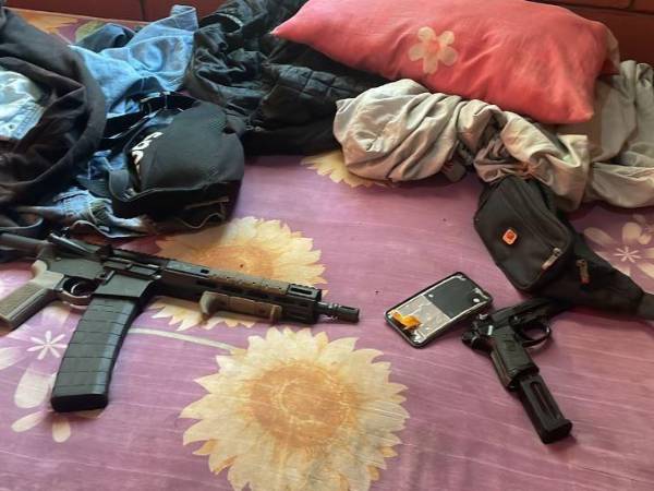 Mediante saturaciones la Policía Nacional arrestó en las últimas horas a nueve presuntos integrantes del grupo delictivo organizado pandilla 18, en la residencial Las Flores, sector López Arellano de Choloma, Cortés, acción en la que además se les decomisó armas de grueso calibre y hasta indumentaria especial como chalecos.