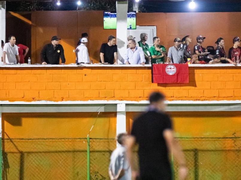 Las fotos de la pelea del técnico del Marathón con aficionados que no se vieron en televisión