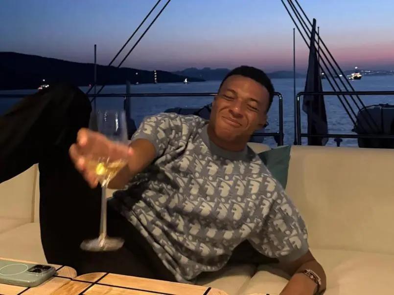 Mbappé toma decisión de finalizar contrato y está negociendo un nuevo acuerdo