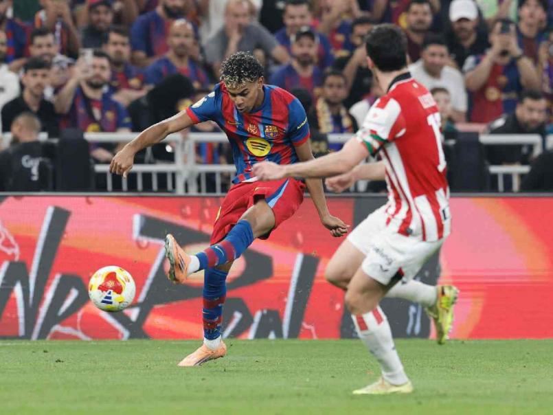 Polémica del Barcelona, jugador es captado en su celular en pleno partido y festín de goles