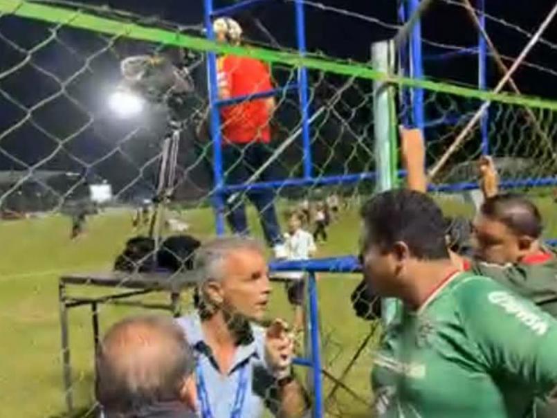 Las fotos de la pelea del técnico del Marathón con aficionados que no se vieron en televisión