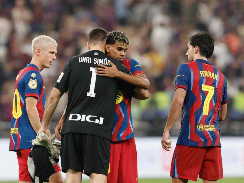 Polémica del Barcelona, jugador es captado en su celular en pleno partido y festín de goles