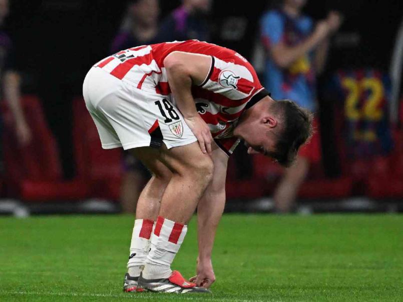 Polémica del Barcelona, jugador es captado en su celular en pleno partido y festín de goles