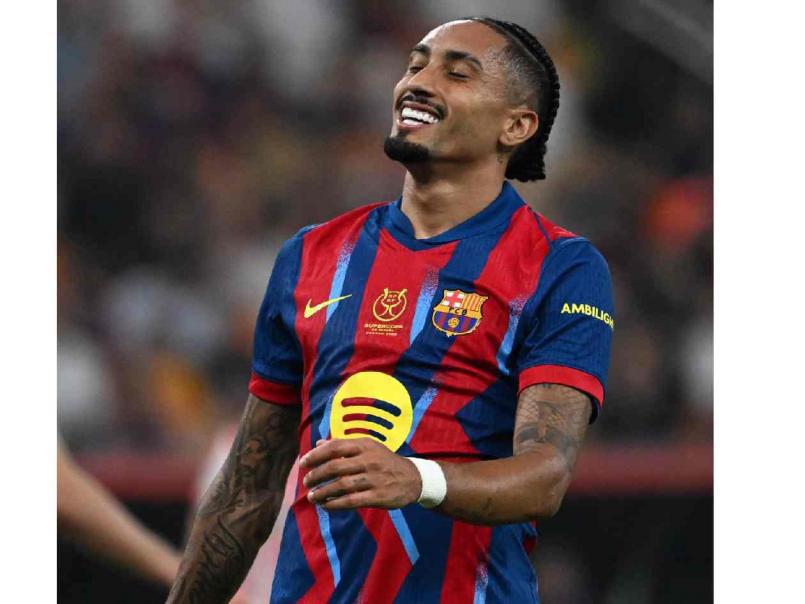 Polémica del Barcelona, jugador es captado en su celular en pleno partido y festín de goles