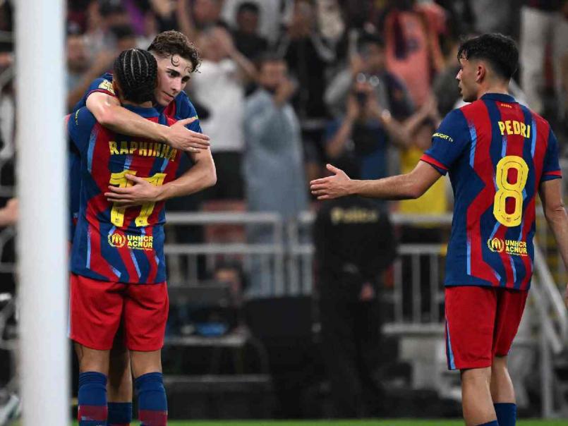 Polémica del Barcelona, jugador es captado en su celular en pleno partido y festín de goles