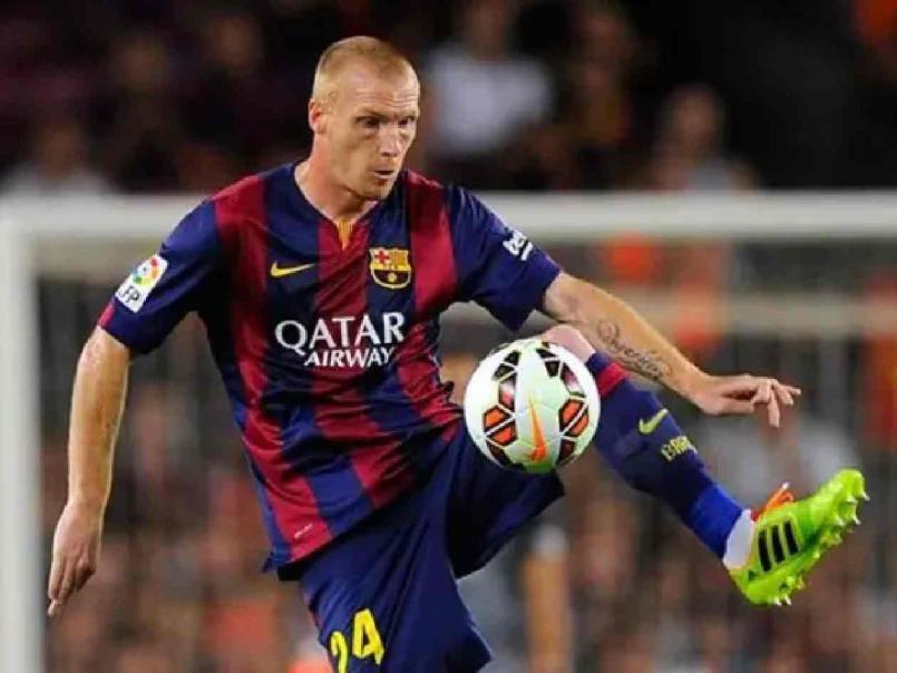 De ser campeón como futbolista profesional a trabajar en una tienda: Su nueva vida en Europa