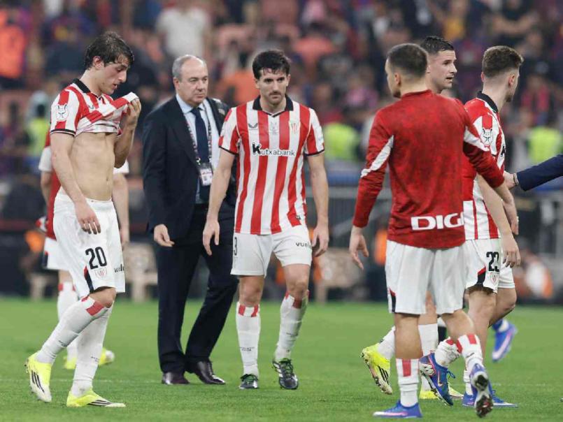 Polémica del Barcelona, jugador es captado en su celular en pleno partido y festín de goles