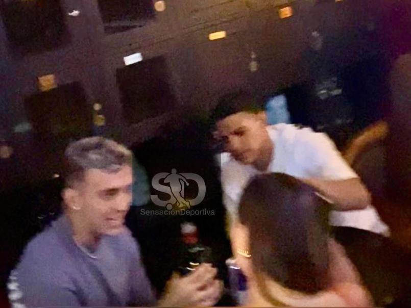 ​​​​​​Tirotean vehículo de reconocido futbolista luego de pleito en un centro nocturno