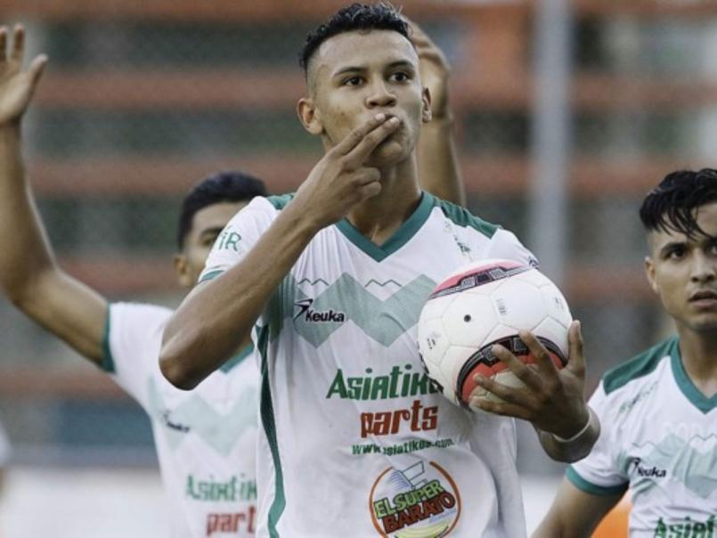 Historia de Kervin Arriaga, el jugador el AEK que casi pierde su pie y la acción de su mamá