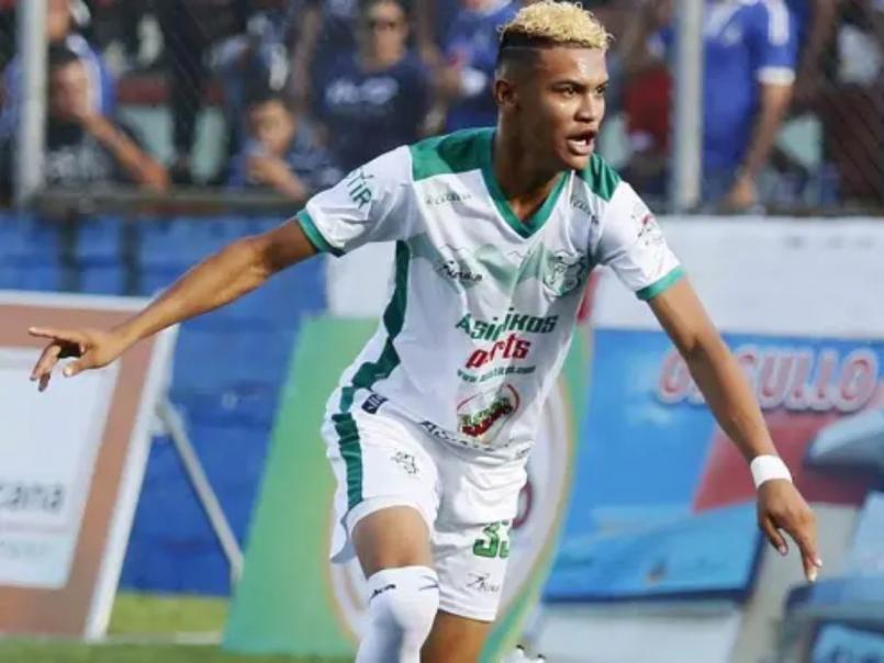 Historia de Kervin Arriaga, el jugador el AEK que casi pierde su pie y la acción de su mamá