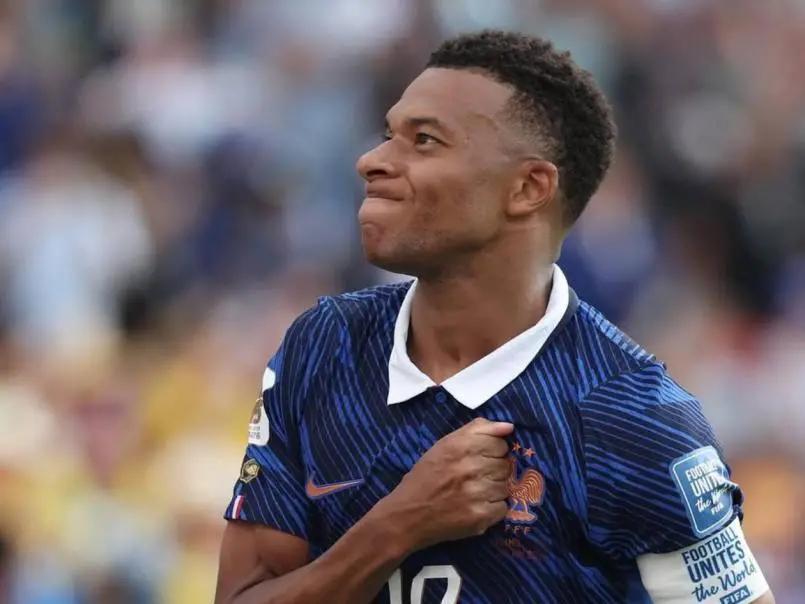 Mbappé toma decisión de finalizar contrato y está negociendo un nuevo acuerdo