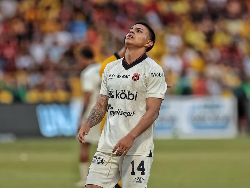 ​​​​​​Tirotean vehículo de reconocido futbolista luego de pleito en un centro nocturno