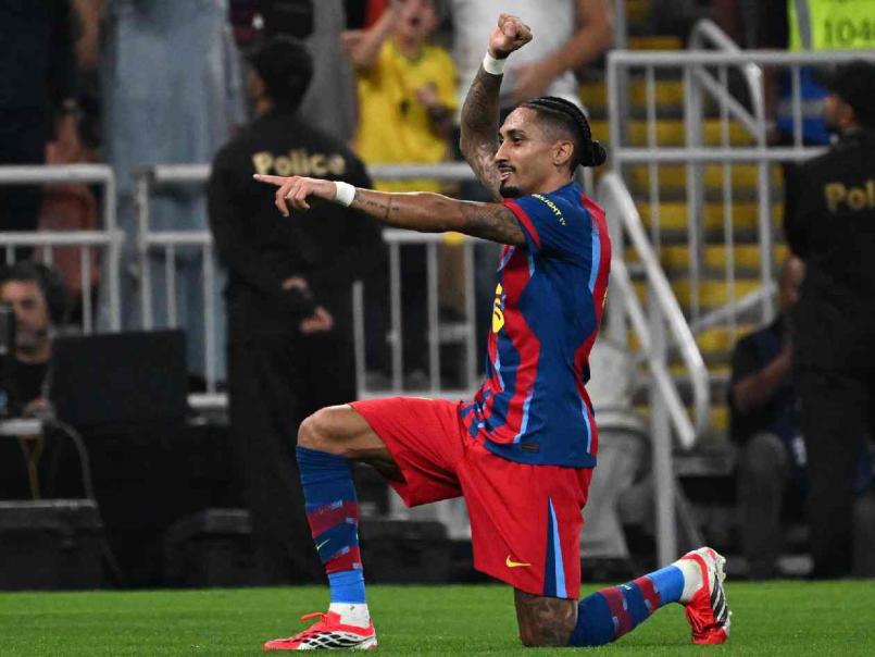 Polémica del Barcelona, jugador es captado en su celular en pleno partido y festín de goles