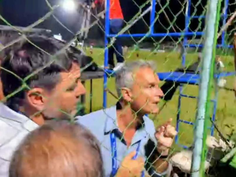 Las fotos de la pelea del técnico del Marathón con aficionados que no se vieron en televisión