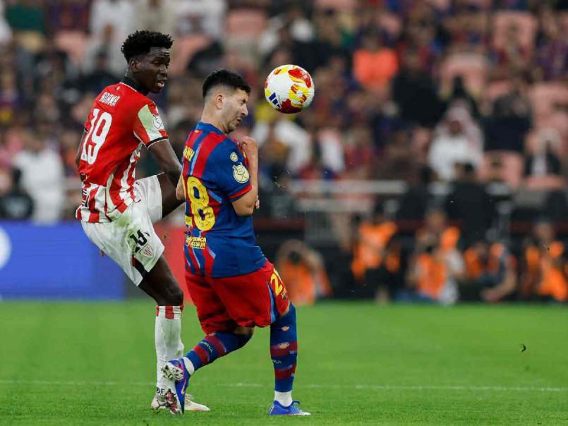 Polémica del Barcelona, jugador es captado en su celular en pleno partido y festín de goles