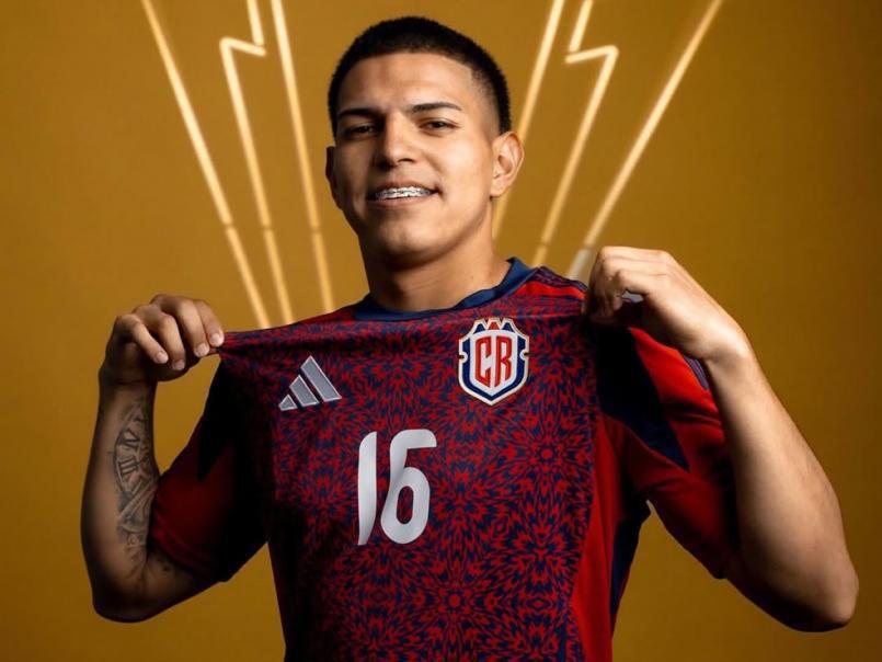 ​​​​​​Tirotean vehículo de reconocido futbolista luego de pleito en un centro nocturno