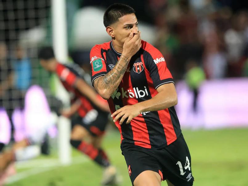 ​​​​​​Tirotean vehículo de reconocido futbolista luego de pleito en un centro nocturno
