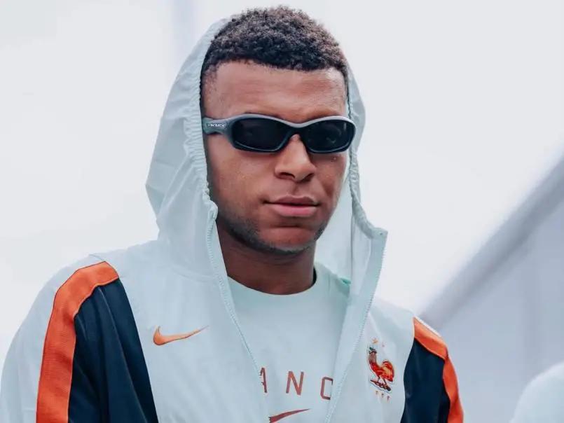 Mbappé toma decisión de finalizar contrato y está negociendo un nuevo acuerdo