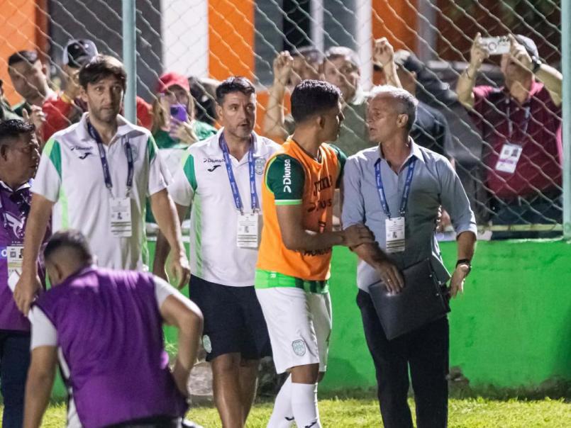 Las fotos de la pelea del técnico del Marathón con aficionados que no se vieron en televisión