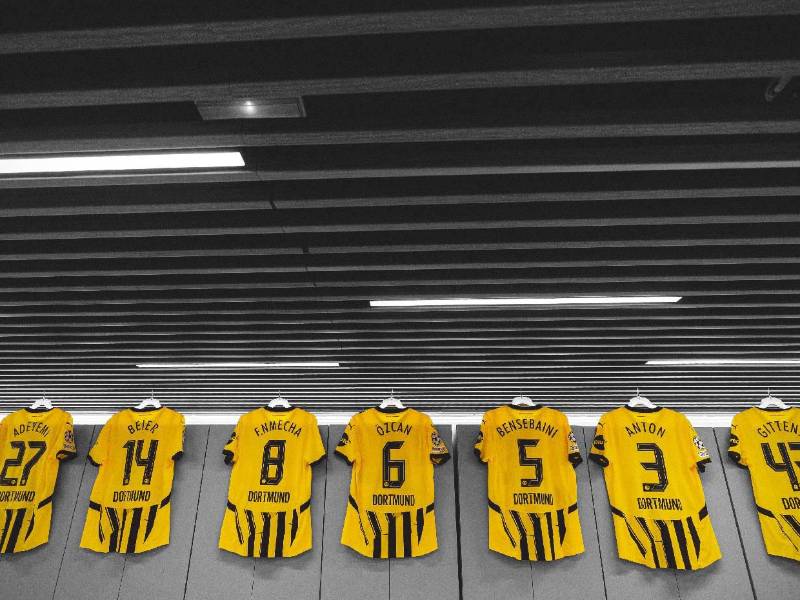 Barcelona humilla al Dortmund para poner pie y medio en semifinales de Champions League