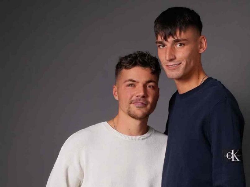 Árbitro profesional sorprende al pedirle matrimonio a su novio antes del arranque de un partido