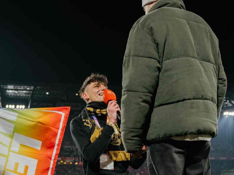 Árbitro profesional sorprende al pedirle matrimonio a su novio antes del arranque de un partido