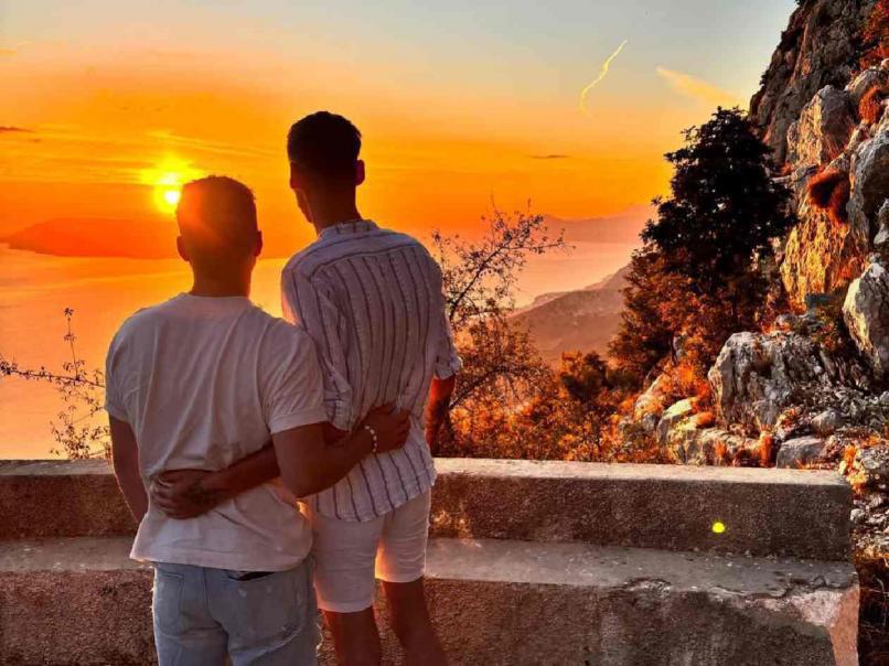 Árbitro profesional sorprende al pedirle matrimonio a su novio antes del arranque de un partido