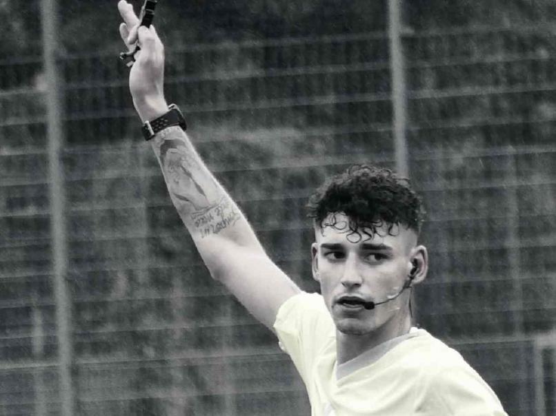 Árbitro profesional sorprende al pedirle matrimonio a su novio antes del arranque de un partido