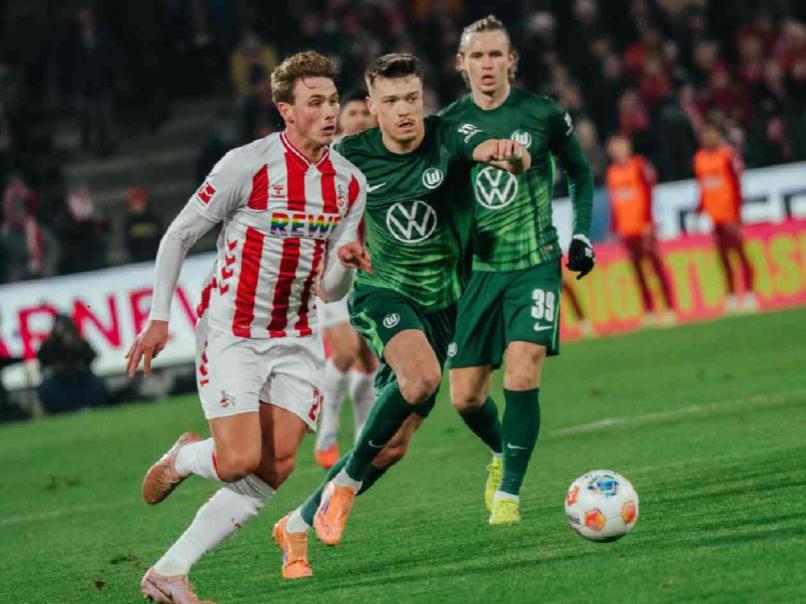 Árbitro profesional sorprende al pedirle matrimonio a su novio antes del arranque de un partido