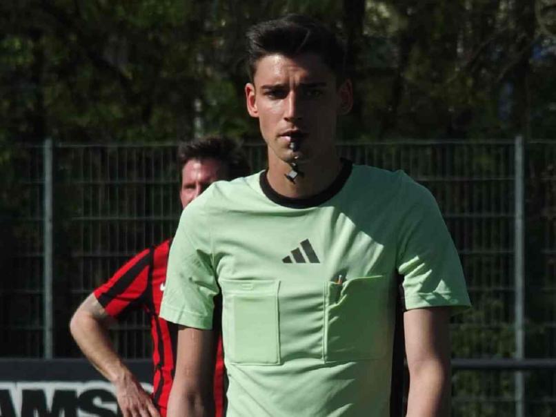 Árbitro profesional sorprende al pedirle matrimonio a su novio antes del arranque de un partido