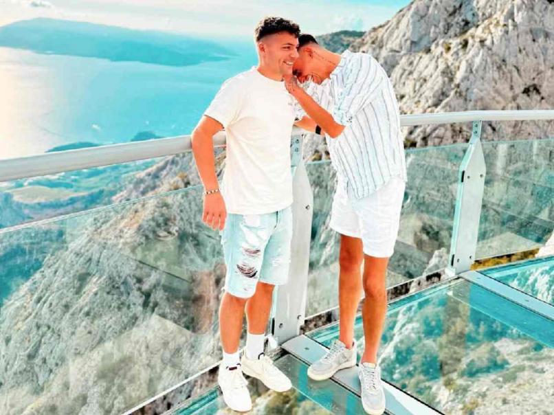 Árbitro profesional sorprende al pedirle matrimonio a su novio antes del arranque de un partido