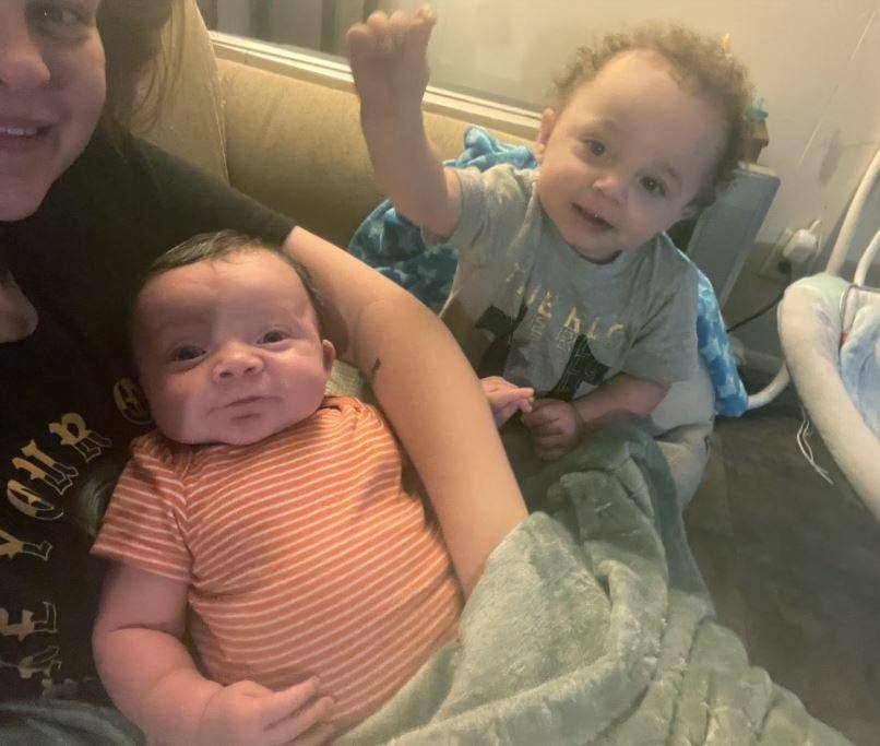 La familia de Sydney Moore (22), su esposo Aramis Youngblood y sus pequeños Princeton de un año, y Lord, de cuatro meses, quedaron envueltos por el tornado que azotó Tenneessee. La pareja y el niño mayor lograron salir de los escombros y su asombro fue mayor al encontrar con vida al bebé de cuatro meses, pese a que fue llevado por el viento cuando dormía en su cuna.